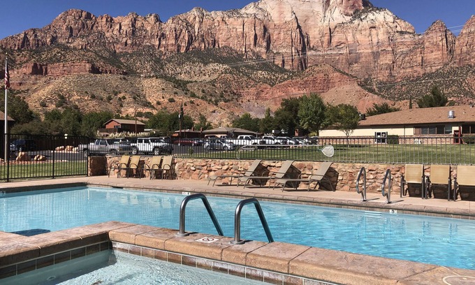 Zion National Park South Entrance Hotel | Experience Comfort at Bumbleberry Inn with Pool & Spa