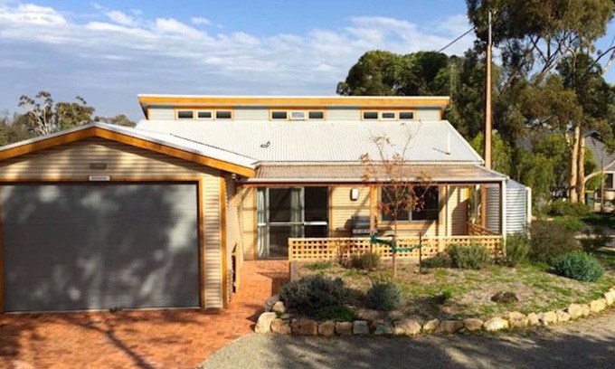Port Elliot House | Pet-Friendly Bundalee Cabins: Oceanfront Pistachio Retreat