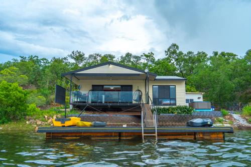 Lake Bennett Villa | Beautiful Bungalow 58: Lakefront Retreat in Darwin