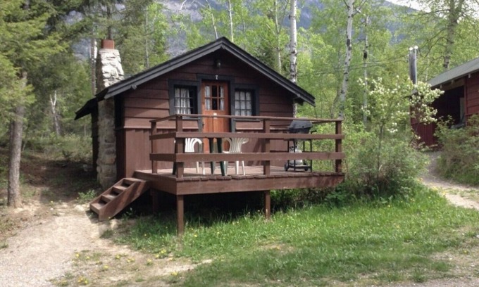 East Kootenay Cabin | Cozy Bungalow #6 or #7 for Two - Pet Friendly & Breakfast