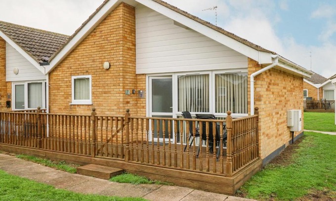 Corton House | Pet-Friendly Bungalow 7: Family Retreat with Private Pool