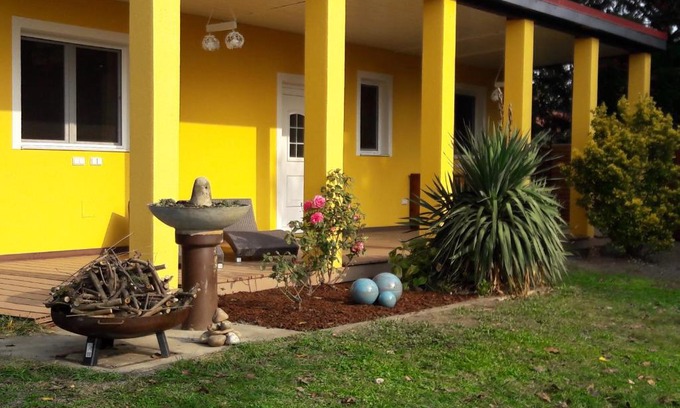 Kaisermuhlen House | Idyllic Bungalow Overlooking Lake Alte Donau - Guest Rated 9.4