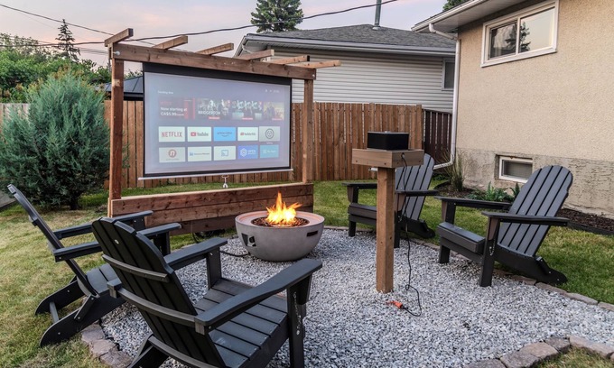 Jasper Place House | Unforgettable Bungalow Bliss with Central AC & Spa Access