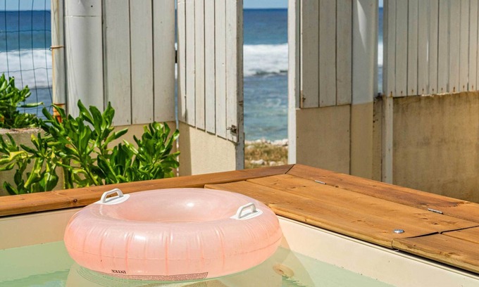 Temae House | Experience Bungalow Bord de Mer at Motu Temae - 10/10 Rated