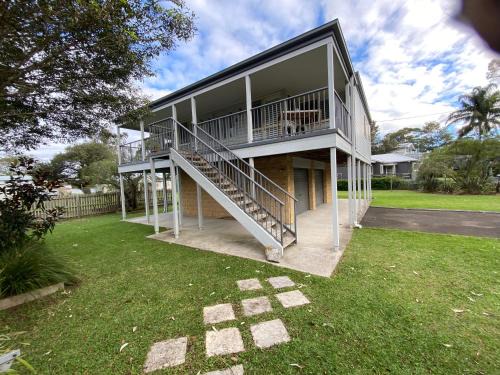 Shoalhaven Heads House | Guest Rated 10/10: Bungalow by the River with Hot Tub