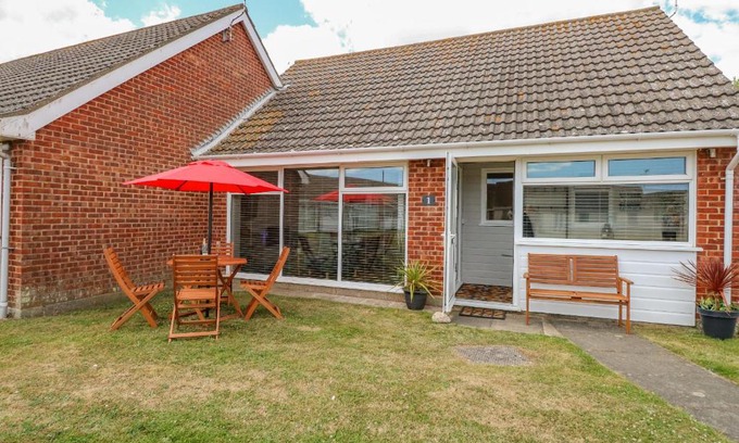 Kessingland House | Pet-Friendly Bungalow by the Beach with Ocean View