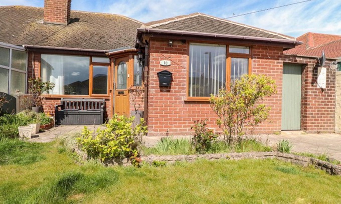 Thornton-Cleveleys House | Beachfront Bungalow by the Sea: Pet & Child Friendly Retreat