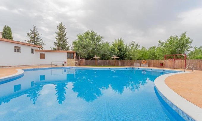 Padul House | Discover Bungalow el Puntal: Family-Friendly with Pool