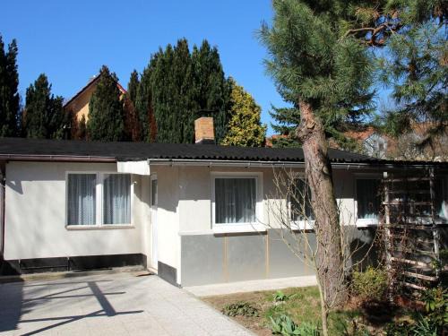 Marzahn-Hellersdorf House | Relaxing Bungalow Garden Retreat in Berlin, Pet and Child Friendly