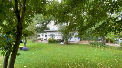 Gartenstadt-Stadtweide House | Family-Friendly Bungalow im Erlengrund for Memorable Stays