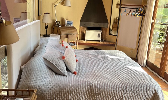Carrasco Cottage | Cozy Garden Bungalow with Spa & Breakfast Included