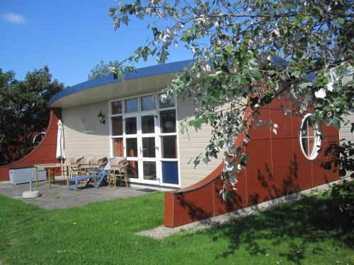 's-Gravenzande House | Unique Bungalow Steps from the Beach – Pet Friendly Stay