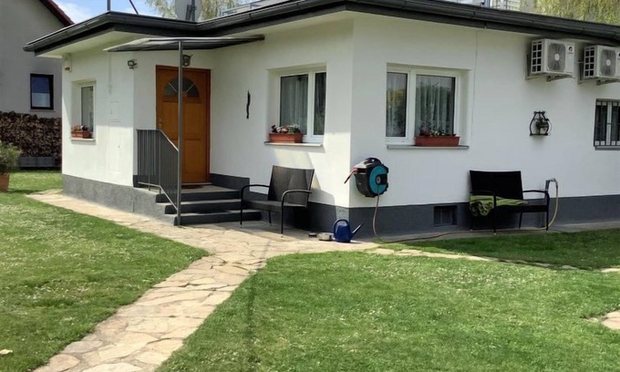 Floridsdorf House | Pet-Friendly Bungalow Leopoldau with Lake View & Spa