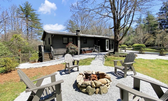 Highlands Hills Cabin | Guest Rated 10/10: Bungalow on Crowe with Pool & Breakfast