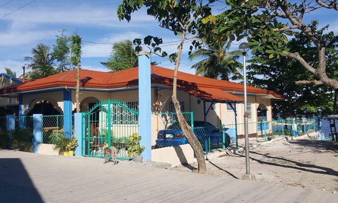 San Francisco Island House | Beachfront Bungalow for Families & Groups - Sleeps 20!