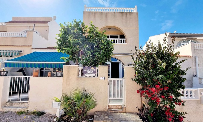 La Siesta House | bungalow overlooking the natural area