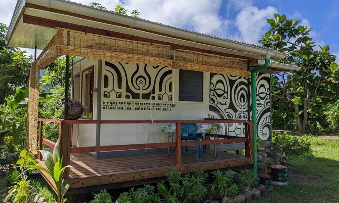 Taiohae House | Private Bungalow "noho Mai" with Pool & Family Amenities