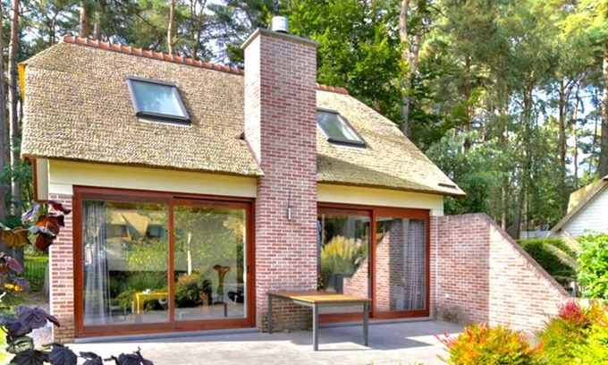 Rekem House | Guest Rated 10/10: Bungalow Rich with Pet-Friendly Amenities