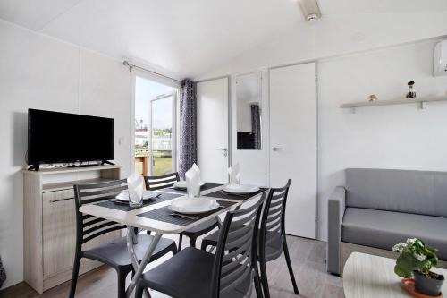 Burinhosa Ski Chalet | Cozy Bungalow T2 - Pool Access, 15 Min from Nazaré