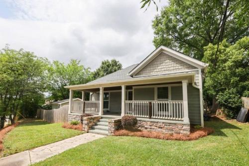 Villa Heights House | Cozy Bungalow & Tiny Guest House with Private Yard