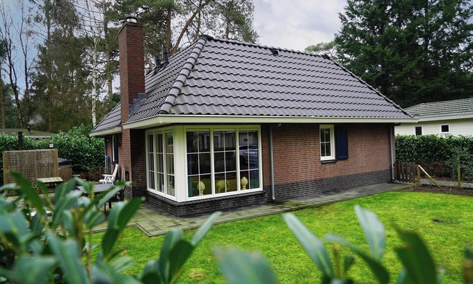 Beekbergen-Zuid House | Charming Bungalow with 2 Bedrooms & Garden Oasis