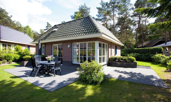 Beekbergen-Zuid House | Cozy 2-Bedroom Bungalow with Garden and Kitchen Access