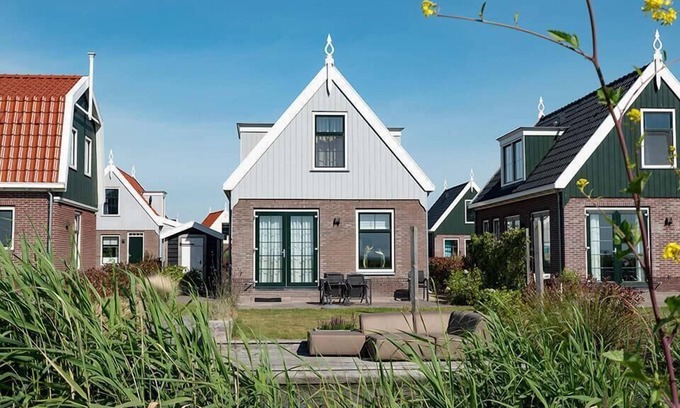 Uitdam House | Cozy Bungalow: 2 Bedrooms, 2 Bathrooms & Family-Friendly