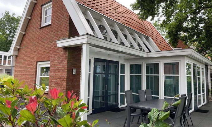Hulshorst House | Cozy 4-Bedroom Bungalow with Terrace & Outdoor Fireplace