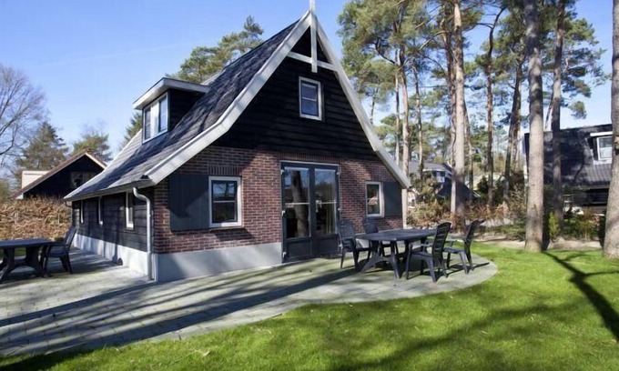 Otterlo House | Spacious Bungalow with 4 Bedrooms, Terrace & Sauna Access