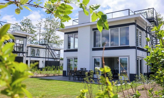 Nijkerk House | Spacious Bungalow with 5 Bedrooms and Inviting Terrace
