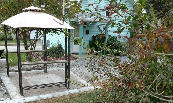 Youngwood House | Pet-Friendly Bungalow with Spa and Perfect 10 Rating!