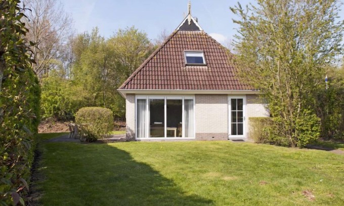 Eernewoude House | Lakeview Bliss at Bungalowpark It Wiid - Family Friendly