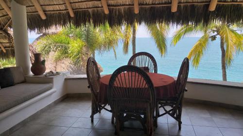 San Francisco Hotel | Idyllic Oceanfront Bungalows Lydia with Private Beach Access