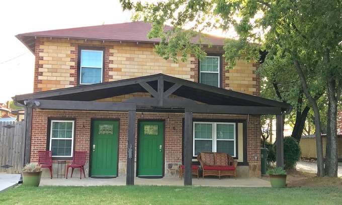 Central Arlington House | Prime Location: Bunk House on Elm Near AT&T Stadium