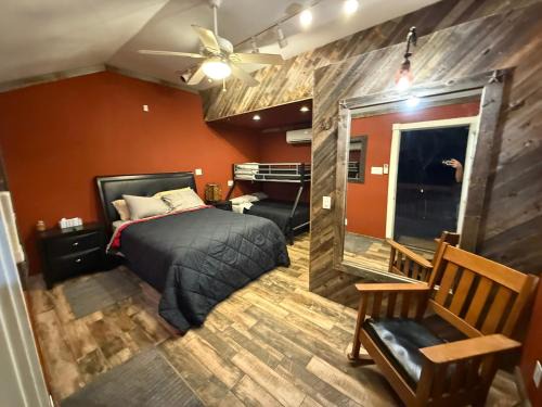 Lakehills House | Bunk House The Roost Cabins