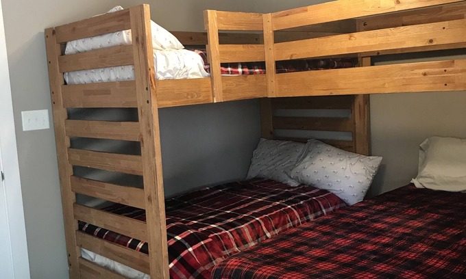 Dover Hotel | Kid-Friendly Bunk Room Near Pirates Cove Marina