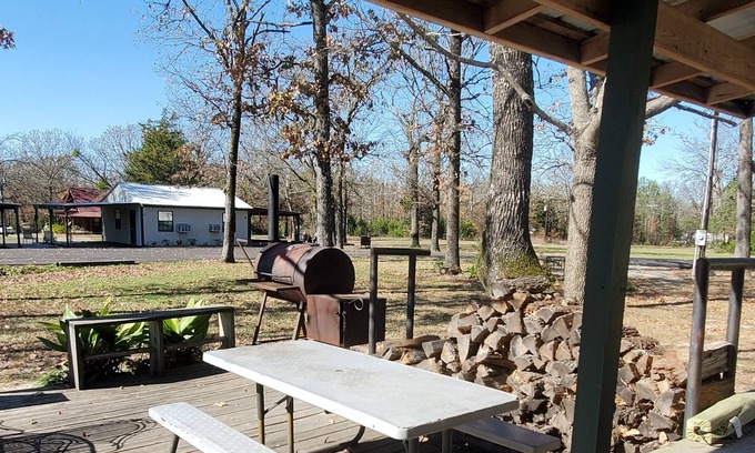 Yantis Cabin | Cozy Bunkhouse: Enjoy Outdoor Living with Lake Views!