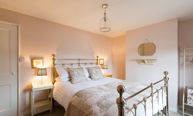 Hythe Cottage | Pet-Friendly Bunny Cottage - Perfect for Families & Groups
