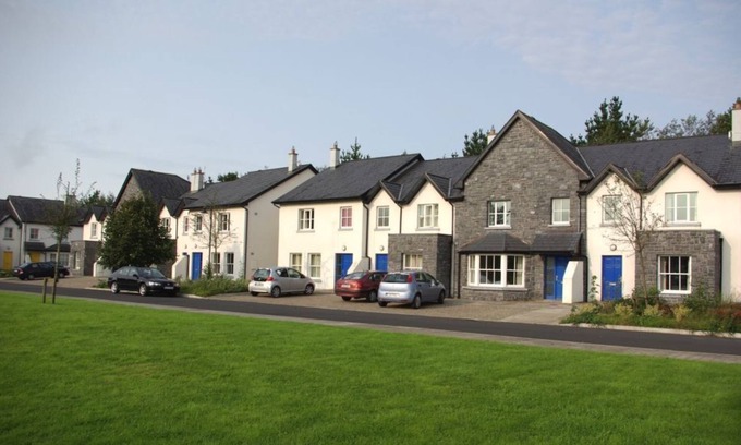 Bunratty Apartment | Top-Rated Bunratty West: Family-Friendly Stay with Breakfast