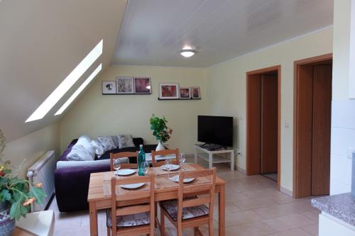 Angermuende Apartment | Family-Friendly Buntspecht Logis with High Guest Ratings