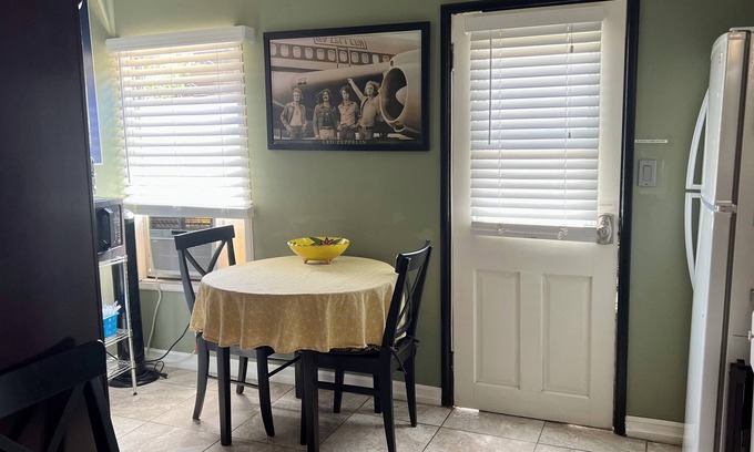 Burbank Cottage | Serene Pet-Friendly Retreat by Warner Brothers & NY Film Academy