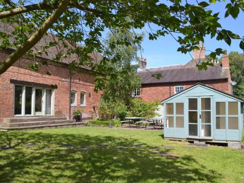Hundall House | Experience Burdettes Cottage: 4-Star Family & Pet Friendly