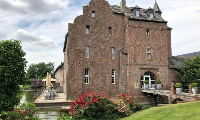 Niederzier Hotel | Discover Burg Obbendorf: Pet-Friendly Retreat with Breakfast