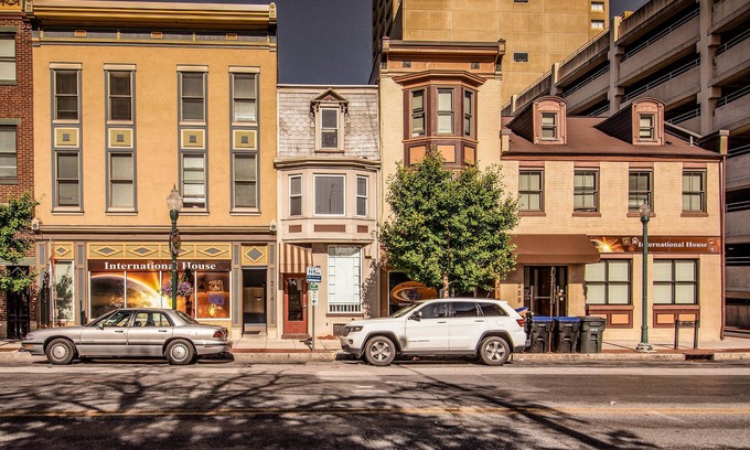 Downtown Harrisburg Apartment | Artistic Downtown Retreat with Spa and Pet-Friendly Amenities