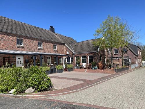 Krummhoern Apartment | Family-Friendly Burghaus 2: Pet and Child Welcoming Stay