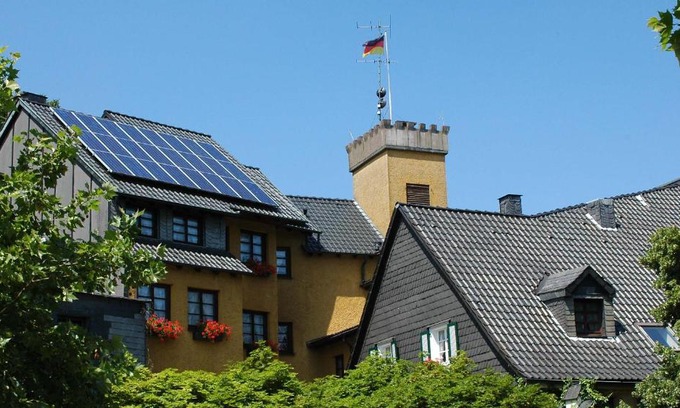 Volmarstein Hotel | Pet-Friendly Burghotel Volmarstein with Cozy Amenities