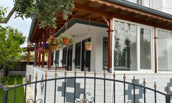 Burhaniye Apartment | Family-Friendly Burhaniye Dilek Villası with Pet Amenities