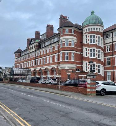 Boscombe Apartment | Oceanfront Burlington Mansions: Guest Rated 9.4/10