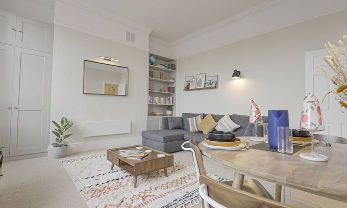 Boscombe Apartment | Guest Rated 10/10: Burlington Mansions Oceanfront Retreat