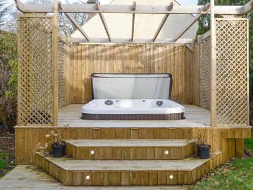 Bridgend of Lintrathen House | Cozy Burnbrae Cottage: 4-Star Retreat with Hot Tub